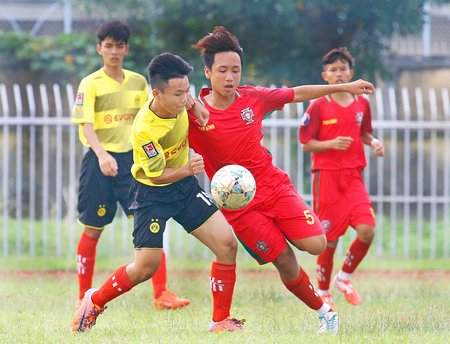 Pha tranh bóng trong trận TX Bình Minh (áo vàng) trước Tam Bình.