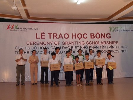 Lễ trao học bổng cho học sinh có hoàn cảnh đặc biệt khó khăn trong tỉnh do Tổ chức Dariu (Thụy Sĩ) tài trợ.