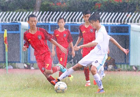 Nguyễn Thanh Sỹ (6, TP Vĩnh Long, áo trắng) cầu thủ xuất sắc giải trong trận chung kết, thắng Tam Bình 2-0.