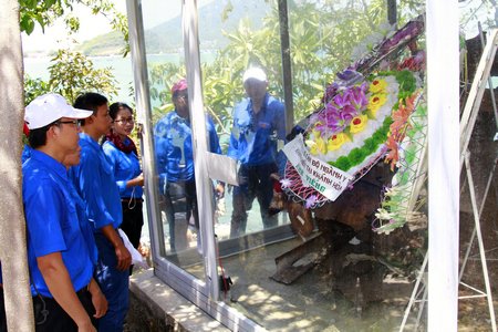 Các đoàn viên tham quan phần còn lại của chiếc C235 trong Khu di tích đoàn tàu không số tại bến Hòn Hèo.