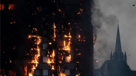 Lửa đỏ rực biến tòa tháp Grenfell thành ngọn đuốc - Ảnh: Reuters