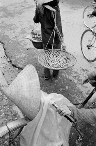 Gánh hàng nhỏ và những chiếc xe đạp, 26/2/1990. Ảnh: Magnumphotos.com