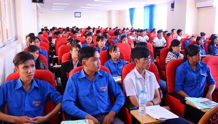 Các sinh viên tập huấn kỹ năng tuyên truyền tiết kiệm điện