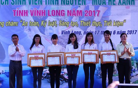  Dịp này, Trung ương Đoàn, Tỉnh Đoàn cũng khen thưởng cho các sinh viên đạt giải nhì Hội thi Olympic các môn khoa học Mác- Lênin, Tư tưởng Hồ Chí Minh cấp toàn quốc năm 2017