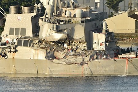 Tàu khu trục USS Fitzgerald về tới căn cứ hải quân của Mỹ ở Yokosuka, tỉnh Kanagawa (Nhật Bản) sau vụ va chạm. (Nguồn: AFP/TTXVN)