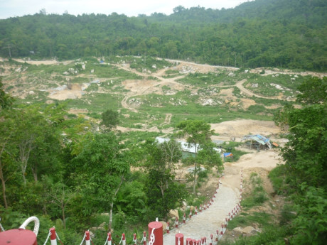 3. Hồ Thanh Long trên núi Thiên Cấm, xã An Hảo, huyện Tịnh Biên: Hồ Thanh Long được xây dựng và hoàn thành trong năm 2015. Nằm trên núi Thiên Cấm hùng vĩ, hồ Thanh Long được tích nước từ con suối Thanh Long trên triền núi Ông Cấm. Hồ tích nước nhằm phục vụ sinh hoạt cho người dân sinh sống trên núi, và dự trữ nước trong mùa khô hạn. Hồ nằm dưới tuyến đường cáp treo, tạo thêm cảnh quan cho các du khách khi đến tham quan.