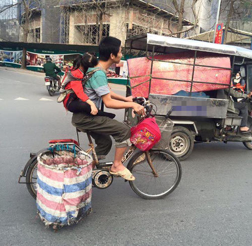 Hình ảnh người cha địu con sau lưng, rướn người đạp chiếc xe cũ kỹ đi nhặt rác từng được chia sẻ vào giữa năm 2016. Hình ảnh chạm đến tim người với những lời bình luận như: 