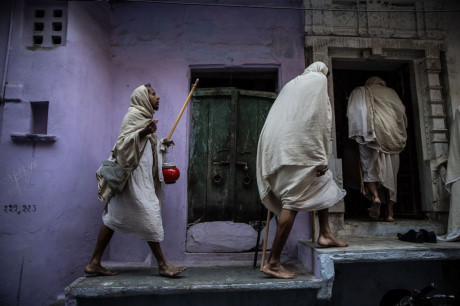 Một buổi tới đền đi lễ của các nhà sư ở Ấn Độ. (Nguồn: NatGeo)