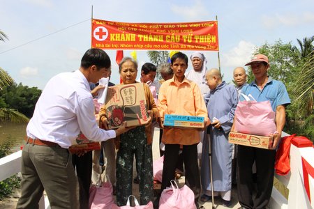 Trao quà cho những người có hoàn cảnh khó khăn ở ấp Tân Cương, xã Tân Thành