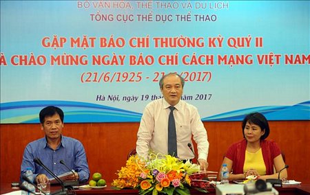 Tổng cục trưởng Tổng cục Thể dục Thể thao Vương Bích Thắng đánh giá cao sự đồng hành của các phóng viên, cơ quan báo chí với ngành Thể dục Thể thao Việt Nam thời gian qua - Ảnh Văn Duy