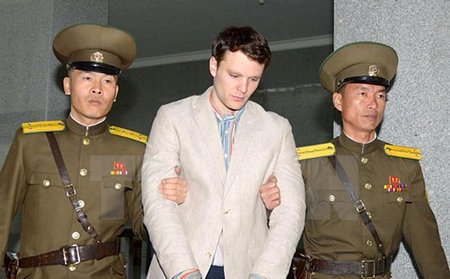 Otto Frederick Warmbier (giữa) bị cảnh sát áp giải tới phiên xét xử của Tòa án tối cao Triều Tiên ở Bình Nhưỡng ngày 16/3/2016. (Nguồn: Reuters/TTXVN)