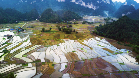 Vẻ đẹp của vùng cao Thượng Lâm, nơi có 99 ngọn núi huyền thoại bao quanh đã đi vào thơ ca nhạc họa, được ví như 'Hạ Long của đại ngàn.'. Du khách ghé thăm nơi đây sẽ được hòa mình vào cuộc sống người dân giữa thiên nhiên hùng vĩ. (Ảnh: Trọng Đạt/TTXVN)