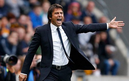 HLV Antonio Conte được Chelsea tưởng thưởng. (Ảnh: Getty)