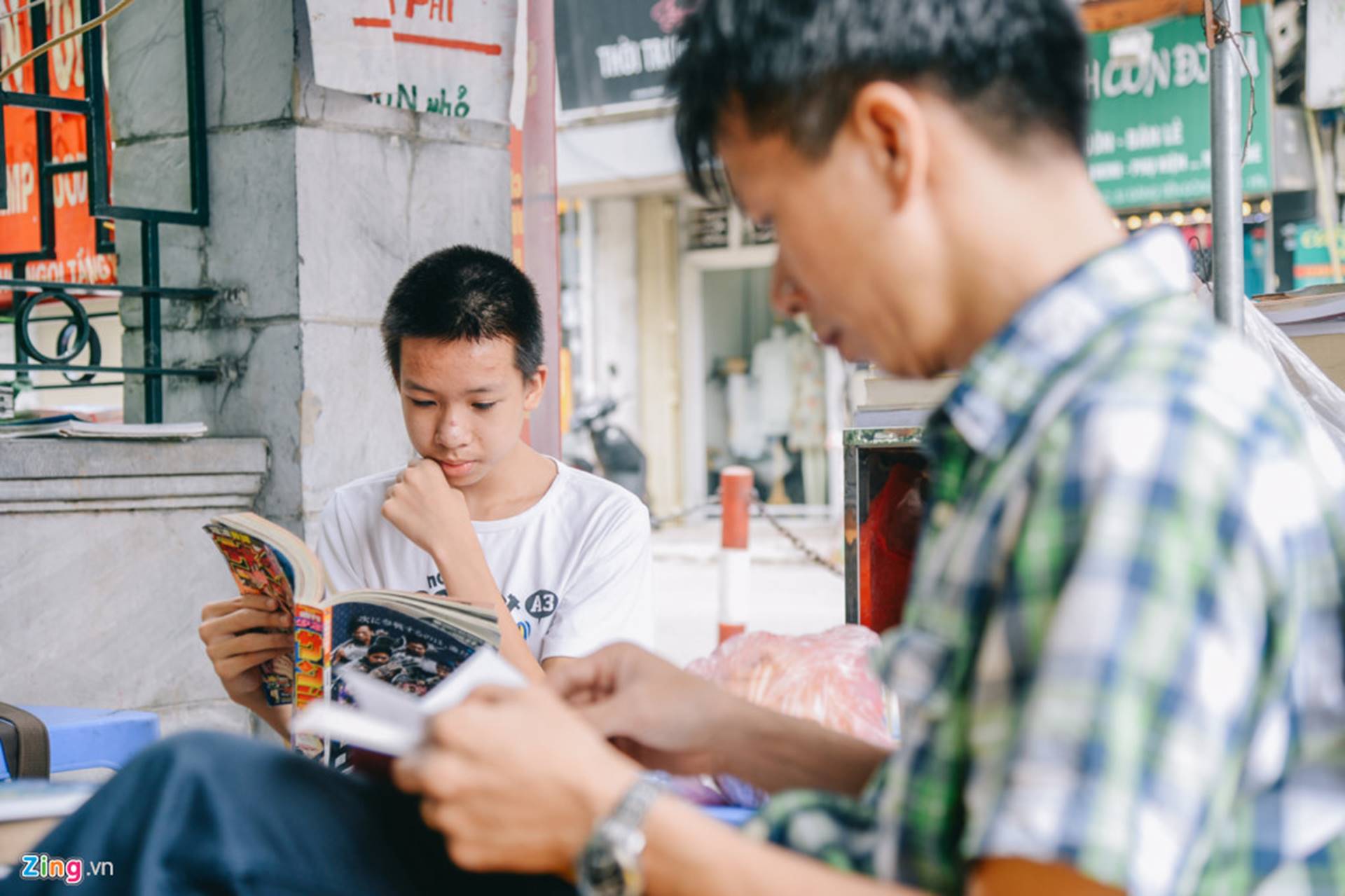 Đối tượng đọc sách báo tại quầy của cụ ngày càng mở rộng, từ những cụ già đến thanh niên, trẻ nhỏ.