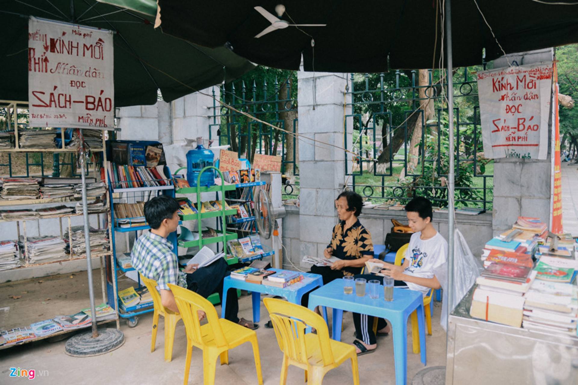 Bà Dung chia sẻ: “Tôi đưa sách báo cho mọi người đọc miễn phí nhưng thực ra tôi nhận được nhiều hơn. Từ việc mọi người đến đây ngày một đông hơn, được trò chuyện vui vẻ với những người xa lạ nhưng cùng sở thích đến việc nhận được nhiều sự quan tâm, giúp đỡ. Tuổi già có gì vui hơn ngoài những điều ấy”.