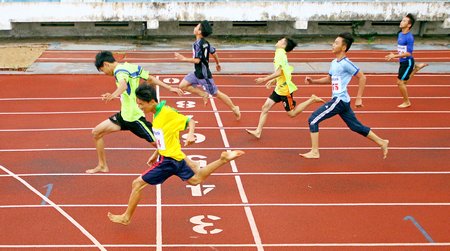 Lê Hoàng Quốc Anh (TP Vĩnh Long) giải nhất chạy 100m, với thành tích 12”40.
