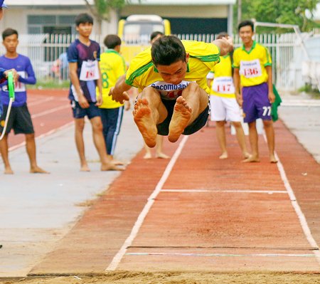 Võ Minh Nhựt (TX Bình Minh) giải nhất nhảy xa, với thành tích 5m78.