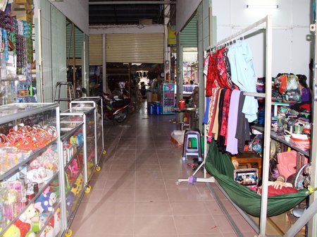 Chợ vắng khách, chỉ thấy tiểu thương và hàng hóa.