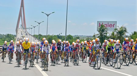  Các VĐV tranh tài tại mùa giải 2016, đi qua cầu Cần Thơ.