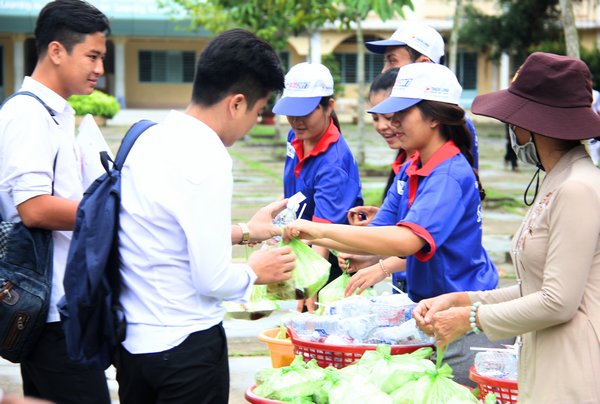 Tình nguyện viên giúp thí sinh, góp phần tạo điều kiện thuận lợi nhất để các em tham gia kỳ thi (ảnh: Chụp tại điểm thi THPT Mang Thít).