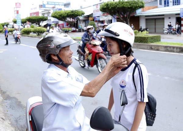 Niềm hạnh phúc như vỡ òa khi phụ huynh thấy các sĩ tử hoàn thành bài thi.