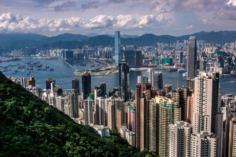 Cao ốc và thiên nhiên Hong Kong nhìn từ đỉnh núi Victoria. Ảnh: Getty.