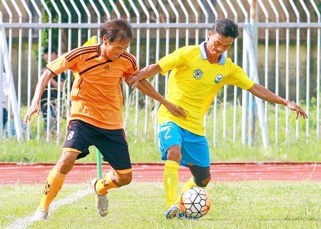  Tăng Quang Long (2, VL) trong pha tranh bóng với Lại Hồng Dân (8, Q4).