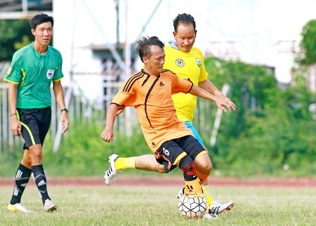 Văn Quý (4, VL) trong pha tranh bóng với Thanh Tùng (6, Q4). 