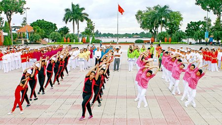 Màn đồng diễn của các CLB Yoga tỉnh Vĩnh Long.