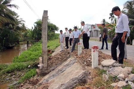 Hệ thống thủy lợi đảm bảo giúp sản xuất lúa Thu Đông an toàn. Trong ảnh: Ban Chỉ huy Phòng chống thiên tai và Tìm kiếm cứu nạn tỉnh kiểm tra tiến độ công trình thủy lợi tại huyện Vũng Liêm.