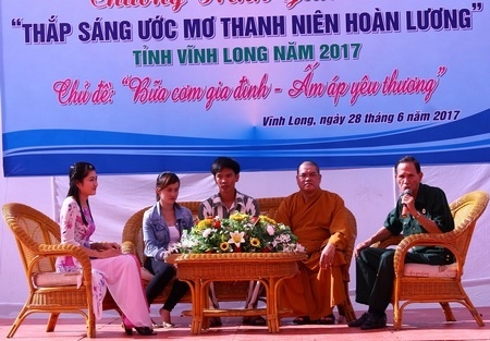 Giao lưu với các tấm gương điển hình và phạm nhân cải tạo tốt