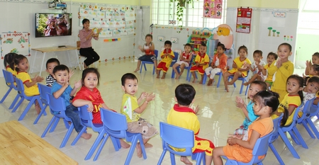 Trong thực hiện chính sách giáo dục, đặc biệt đối với giáo viên mầm non vẫn còn nhiều bất cập cần được thay đổi.