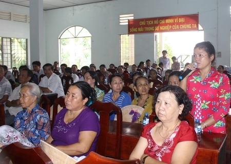 Người dân xã Hiếu Thành đặt câu hỏi với ngành y tế để tìm hiểu thêm về cơ chế, biểu hiện, cách phòng chống bệnh SXH.