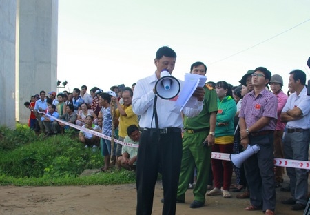 Chính quyền địa phương công bố quyết định cưỡng chế.