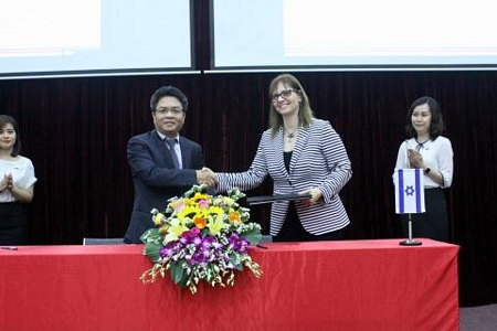 PGS.TS Phạm Anh Tuấn- Giám đốc Trung tâm Vệ tinh quốc gia, Viện Hàn lâm KH-CN Việt Nam và bà Merrav Eilon Shahar- Đại sứ đặc mệnh toàn quyền Israel tại Việt Nam thực hiện việc ký kết.