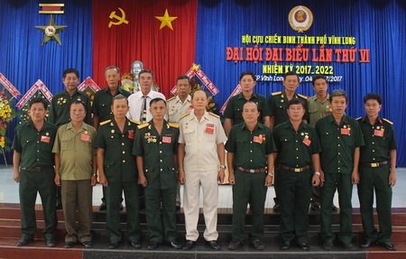 BCH nhiệm kỳ mới ra mắt đại hội.