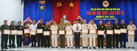 Ông Nguyễn Trung Kiên- Chủ tịch UBND TP Vĩnh Long tặng giấy khen cho các cá nhân xuất sắc trong công tác hội nhiệm kỳ qua. 