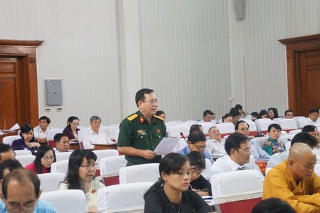 Đại biểu tham gia thảo luận tại hội trường.