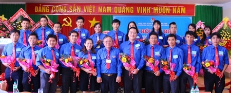 Các đơn vị tổ chức đại hội xong đều đảm bảo về cơ cấu, tiêu chuẩn, số lượng BCH. Trong ảnh: Đại diện Tỉnh Đoàn, Ban Giám hiệu trường  chụp ảnh lưu niệm cùng BCH Đoàn Trường ĐH Sư phạm kỹ thuật nhiệm kỳ mới.