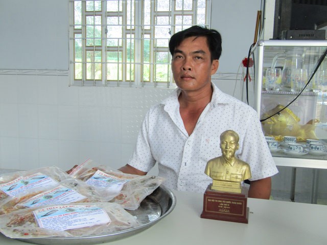 Võ Đình Chiến giới thiệu về sản phẩm cá thát lá rút xương ướp gia vị do cơ sở của gia đình anh sản xuất.