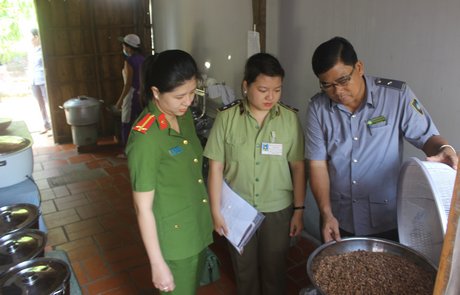 Đoàn liên ngành về vệ sinh ATTP tỉnh kiểm tra nơi chế biến, cung cấp suất ăn cho trường học.