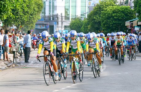 Đoàn đua qua địa phận huyện Mõ Cày Nam (Bến Tre).
