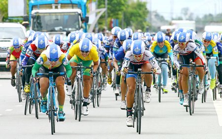  Ba tay đua về đích trước tiên tại TP Vị Thanh: 1/ An Seonjin (51, Seoul) và Nguyễn Thị Thi (3, Gạo Hạt ngọc trời An Giang), 3/ Nguyễn Thị Thật (2, Gạo Hạt ngọc trời An Giang),... 