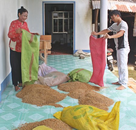 Gia đình bà Thạch Thị Của tích cực tăng gia sản xuất để nâng cao thu nhập và sẵn lòng hiến đất xây NTM.