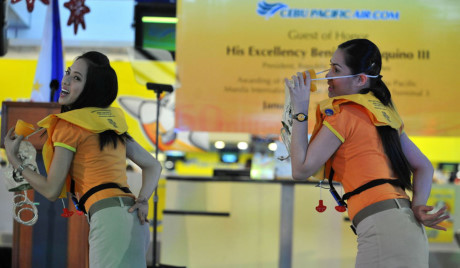 Tiếp viên hãng Philippines Cebu Pacific trong lớp học về an toàn. Ảnh: Sputnik News