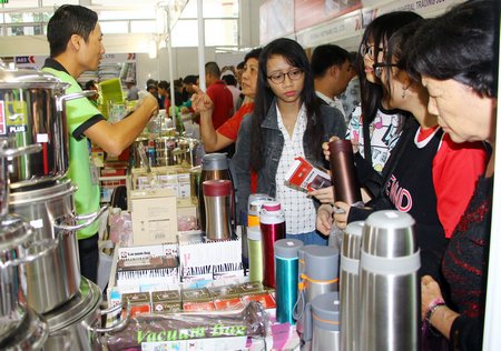 Trước xu thế hội nhập, hàng ngoại đang xâm nhập mạnh thị trường Việt Nam.