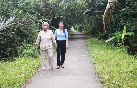 Bà Nguyễn Thị Tuyết (trái) đã hiến đất, hiến vàng để cùng Nhà nước làm đường cho dân đi.