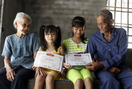 Chú Chính vui vì các cháu chăm ngoan, học giỏi.