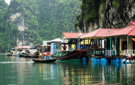 Làng chài Cửa Vạn: Nằm trong lòng vịnh Hạ Long và 2 lần được UNESCO công nhận là Di sản thế giới. Nơi đây luôn mang trong mình sự yên ả nhưng không kém phần bình dị, chân chất của những người dân chài. (Ảnh: tripnow.vn)