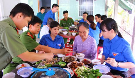 Bữa cơm ấm áp nghĩa tình do các bạn trẻ nấu tại nhà mẹ Diễn.